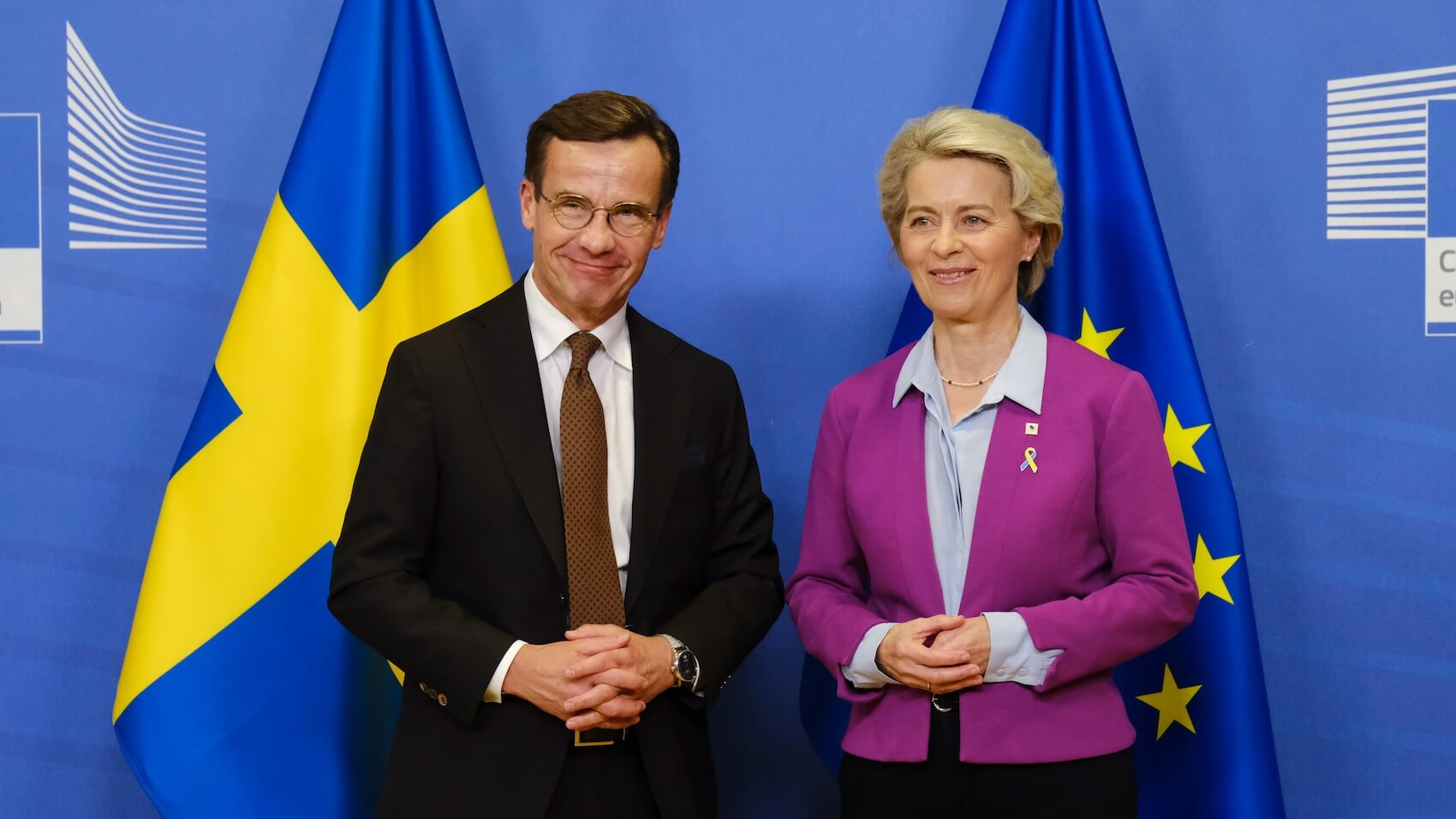 Sweden's Prime Minister Ulf Kristersson is greeted by European Commission President Ursula von der Leyen prior to a meeting at EU headquarters in Brussels, Belgium on October 20, 2022. Photo: Alexandros Michailidis.
