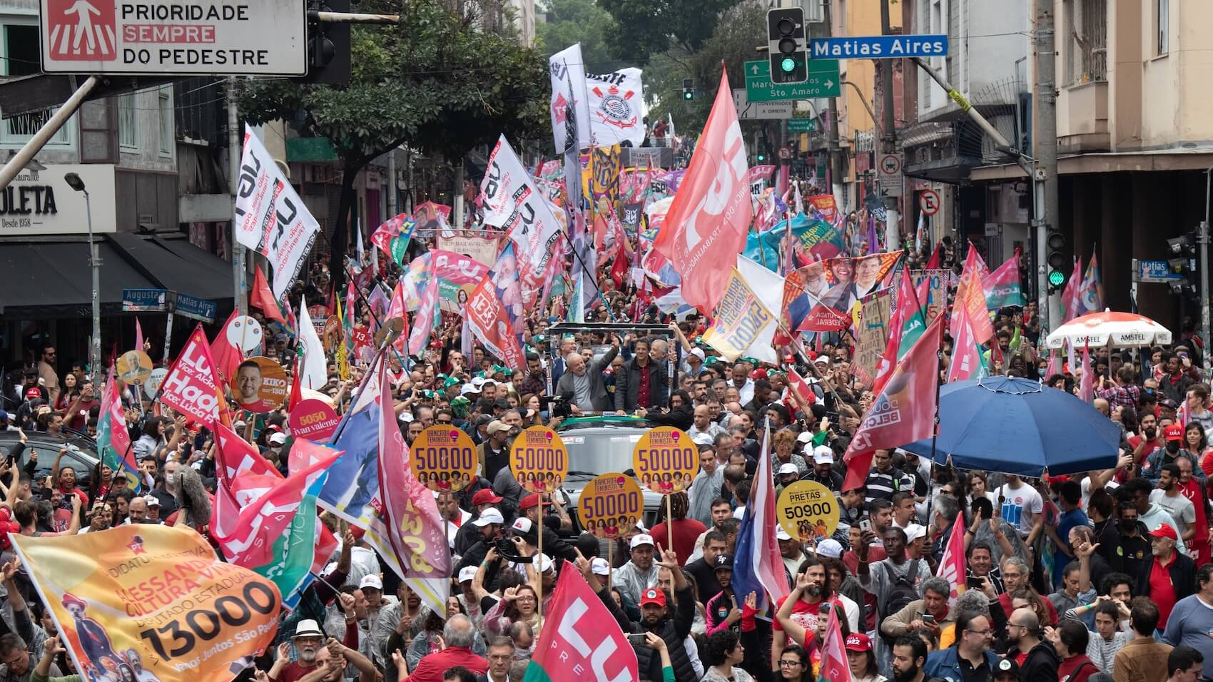 Then-presidential candidate Luiz Inacio Lula da Silva walks among supporters on Augusta Street at São Paulo on the eve of the Brazillian election on October 1, 2022. Photo: Yuri Murakami.