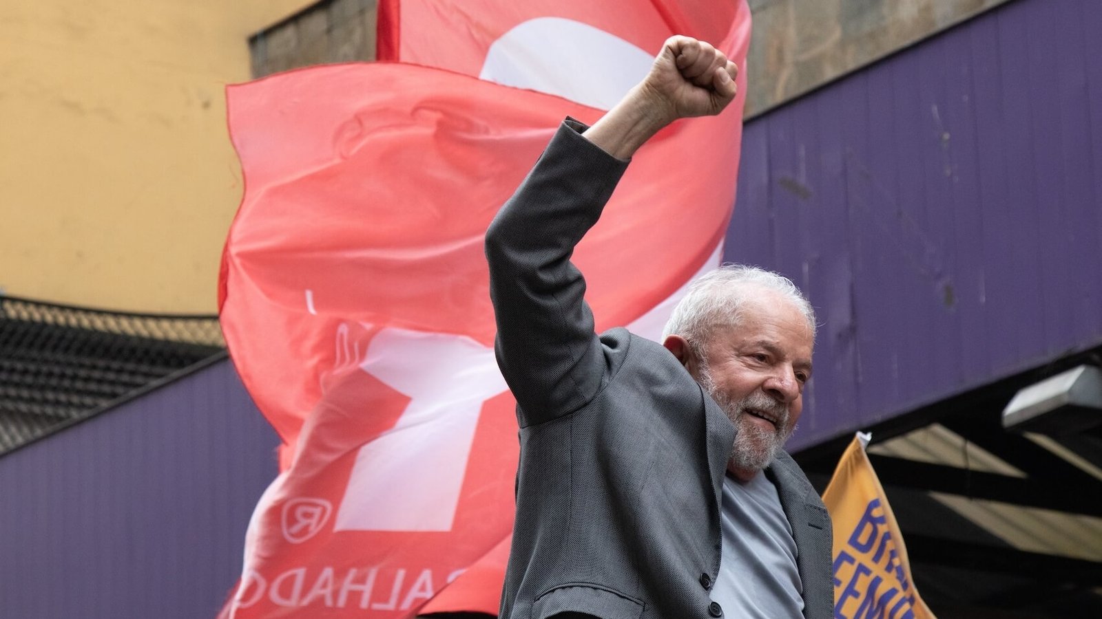Luiz Inacio Lula da Silva walks among supporters on Augusta Street at São Paulo on the eve of the brazillian election on October 1, 2022. Photo: Yuri Murakami.