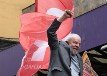 Luiz Inacio Lula da Silva walks among supporters on Augusta Street at São Paulo on the eve of the brazillian election on October 1, 2022. Photo: Yuri Murakami.