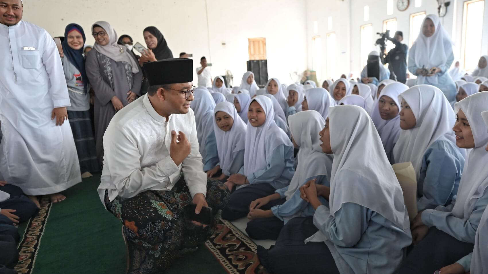 Anies Baswedan seen talking to students of an Islamic boarding school in Jakarta, Indonesia, on August 30, 2023. Photo: Marcelino Stefanus.