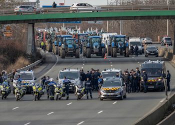 View of the A15 motorway near Paris, where the demonstration of farmers in tractors, are blocked by the police on January 29, 2024. Photo: Franck Legros.