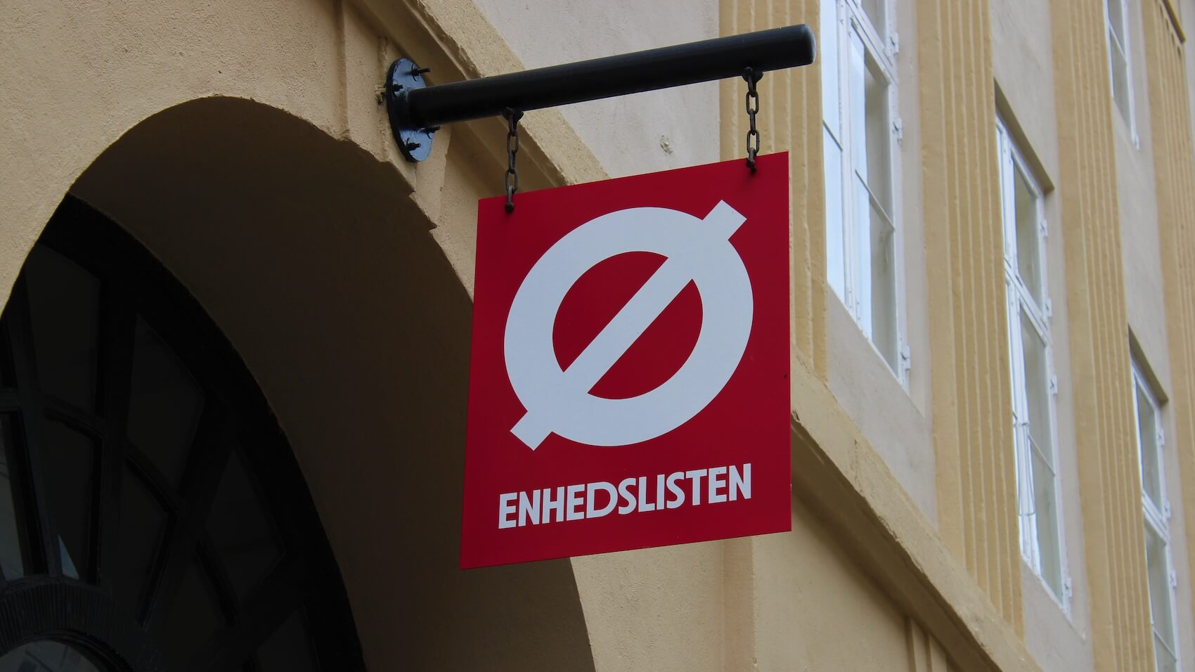 The logo of "Enhedslisten," a political party in Denmark, hung above a gate in Copenhagen on March 10, 2020. Photo: Shutterstock.