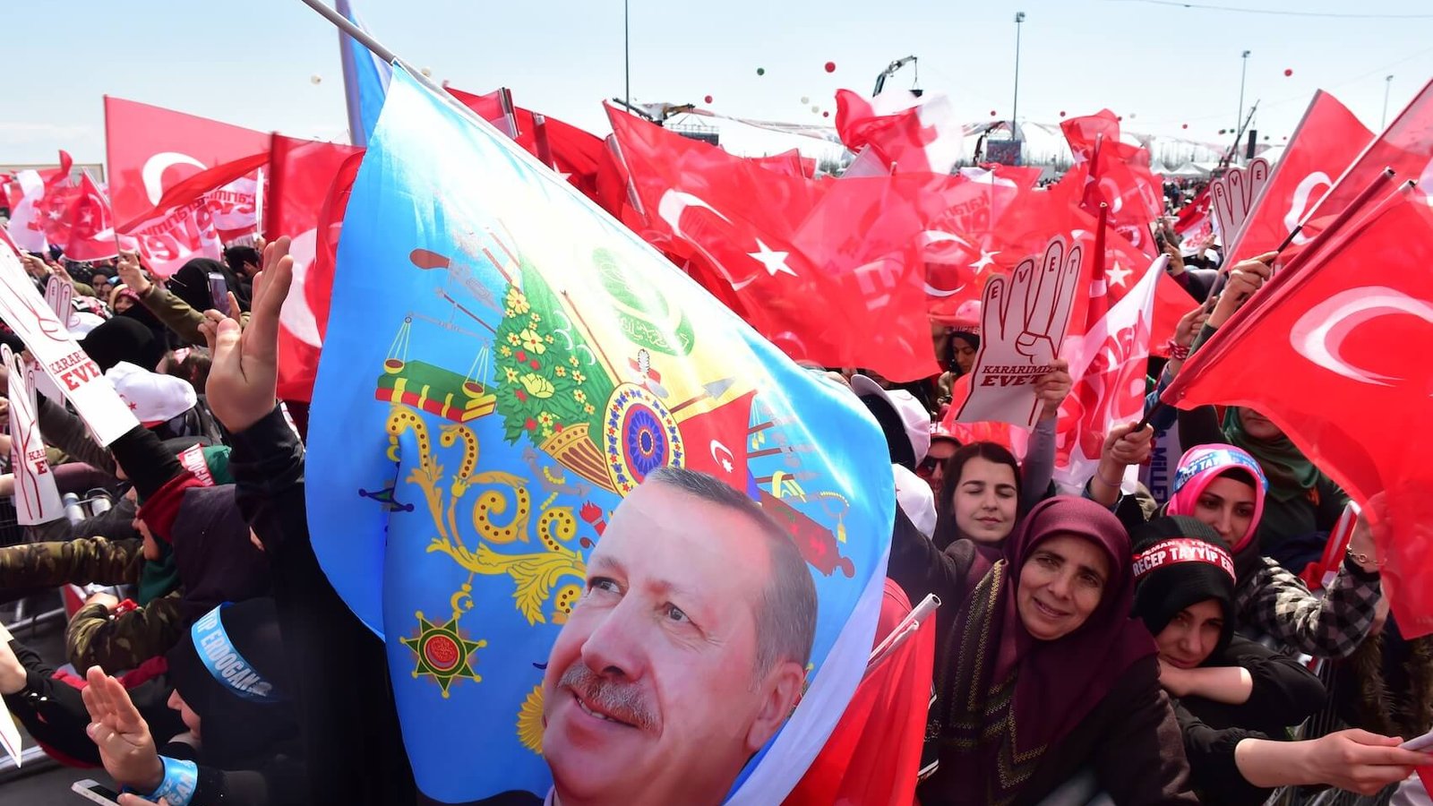 Supporters await the arrival of Turkish President Recep Tayyip Erdogan at a referendum rally in Istanbul on April 8, 2017. Photo: Thomas Koch.