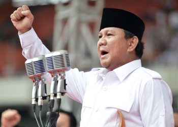 Prabowo Subianto sings during a grand campaign at GBK Stadium in Jakarta on March 23, 2014. After four attempts, Prabowo was finally elected President of Indonesia in 2024. Photo: MRNPic.