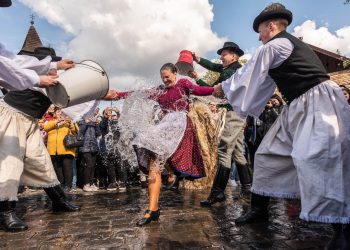 Easter festival in the folklore village of Hollókő, Hungary: On April 18, 2022, as part of the tradition, men sprinkle water on women in celebration. Photo: Shutterstock.