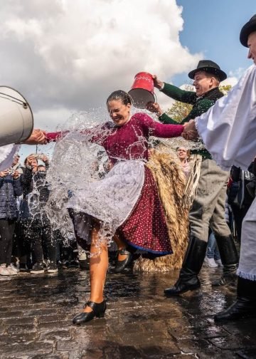 Easter festival in the folklore village of Hollókő, Hungary: On April 18, 2022, as part of the tradition, men sprinkle water on women in celebration. Photo: Shutterstock.