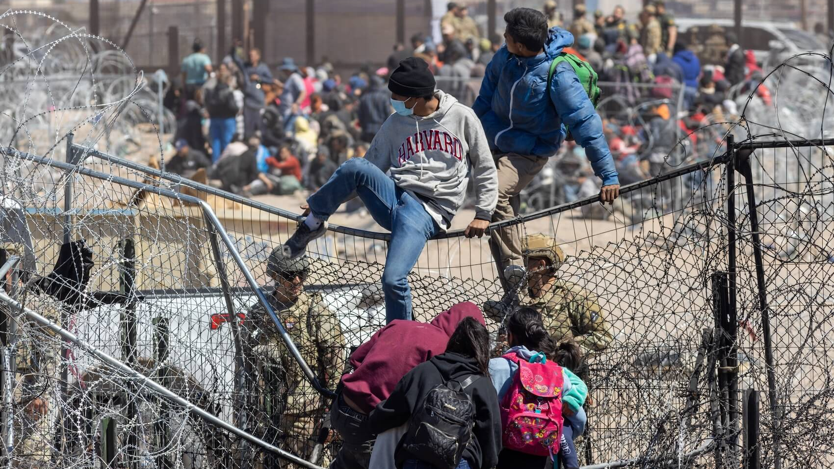 Hundreds of migrants attempt to cross the US-Mexico border as the Texas National Guard works to prevent irregular crossings in Juárez, Chihuahua, Mexico on March 21, 2024.
Photo: David Peinado Romero.