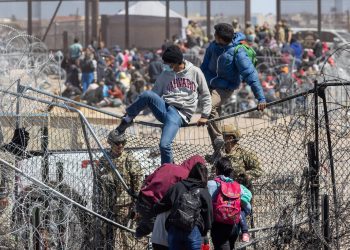 Hundreds of migrants attempt to cross the US-Mexico border as the Texas National Guard works to prevent irregular crossings in Juárez, Chihuahua, Mexico on March 21, 2024.
Photo: David Peinado Romero.