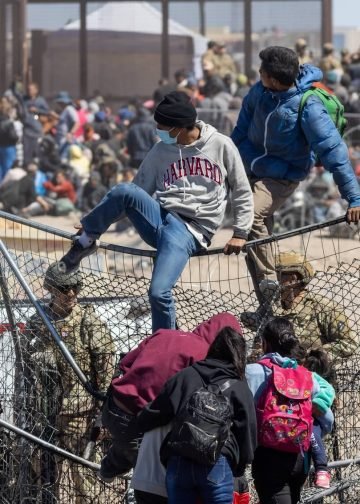Hundreds of migrants attempt to cross the US-Mexico border as the Texas National Guard works to prevent irregular crossings in Juárez, Chihuahua, Mexico on March 21, 2024.
Photo: David Peinado Romero.