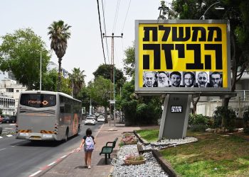 Billboard reading “The Looting Government,” part of a protest campaign against the conservative coalition's policies in Ra'anana, Israel, May 2023. Photo: Rene Van Den Berg
