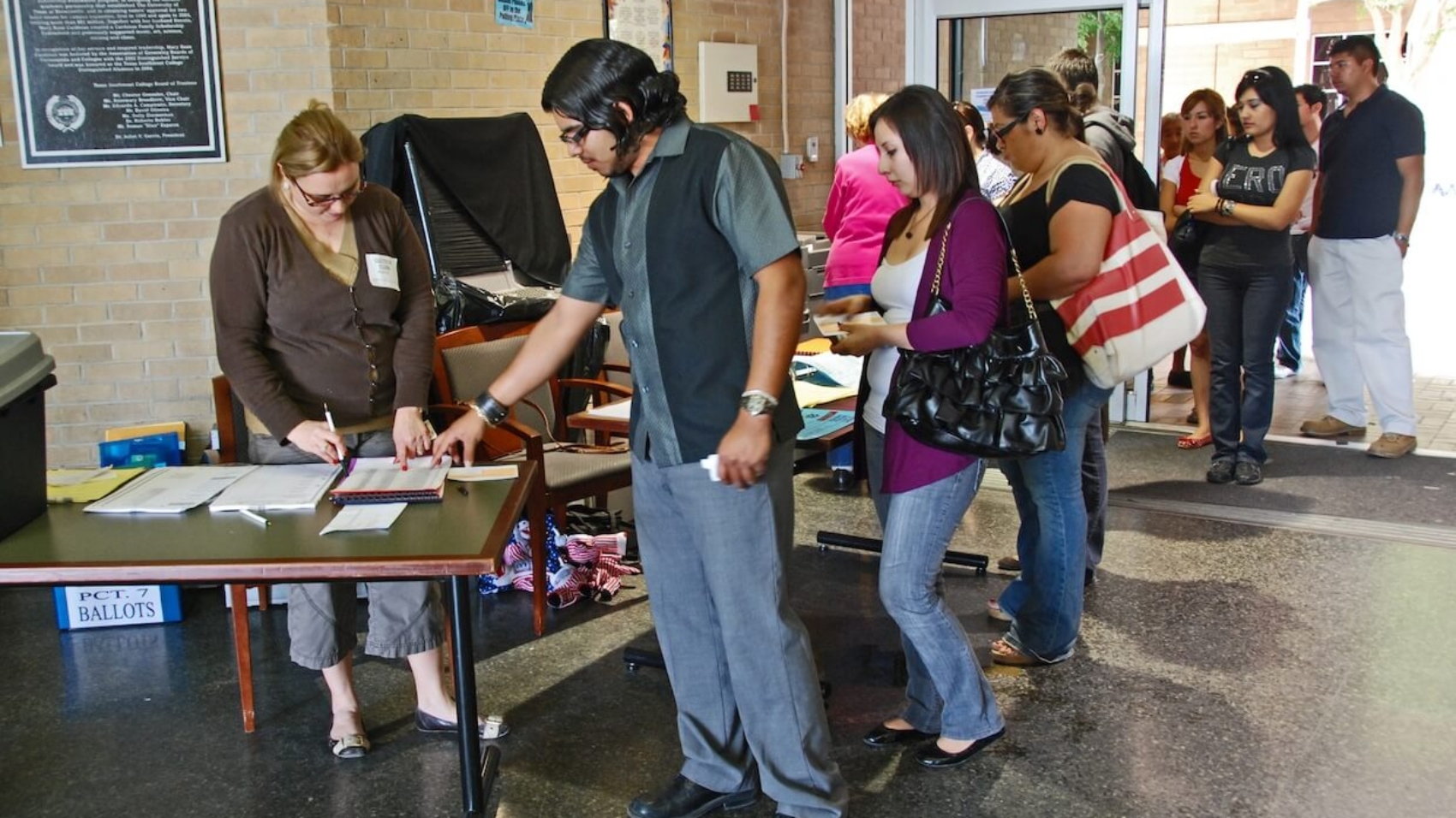 Voters wait in line at Mary Rose Cardenas Hall North on the University of Texas at Brownsville campus during the 2008 US presidential election on November 4, 2008. Photo: Dreamstime.