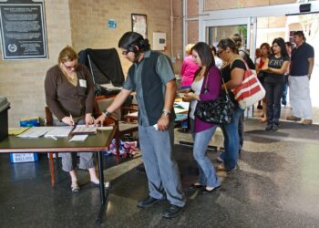 Voters wait in line at Mary Rose Cardenas Hall North on the University of Texas at Brownsville campus during the 2008 US presidential election on November 4, 2008. Photo: Dreamstime.