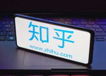 The Zhihu logo displayed on a smartphone screen. Photo: Rafael Henrique.