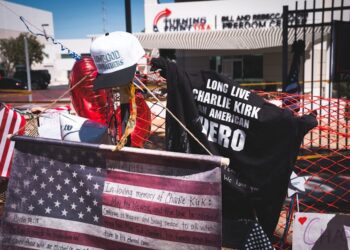 Memorial for Charlie Kirk outside Turning Point USA Headquarters in Phoenix, Arizona, on September 13, 2025, following his fatal shooting while speaking at Utah Valley University in Orem, Utah. Photo: Dreamstime.