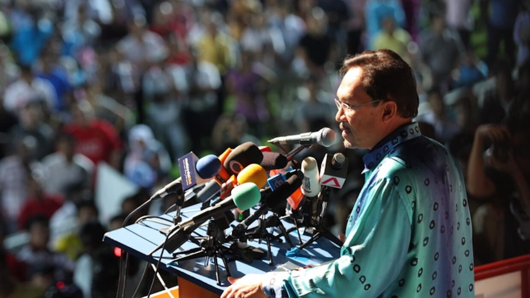Malaysian politician Anwar Ibrahim delivering a speech on the eve of September 16, 2008 — the day he intended to take over the Malaysian government. Photo: Chee Sheong Chia.