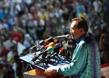 Malaysian politician Anwar Ibrahim delivering a speech on the eve of September 16, 2008 — the day he intended to take over the Malaysian government. Photo: Chee Sheong Chia.
