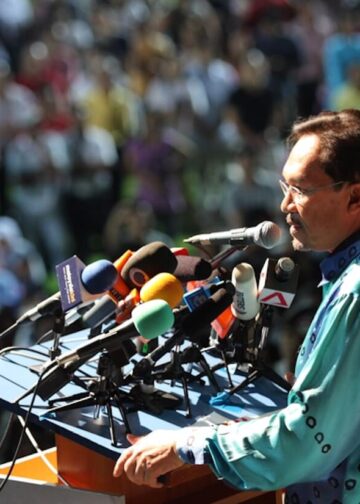 Malaysian politician Anwar Ibrahim delivering a speech on the eve of September 16, 2008 — the day he intended to take over the Malaysian government. Photo: Chee Sheong Chia.