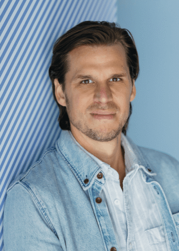 Professor Gijs Schumacher is a Professor of Political Psychology in the Department of Political Science at the University of Amsterdam and founding co-director of the Hot Politics Lab.