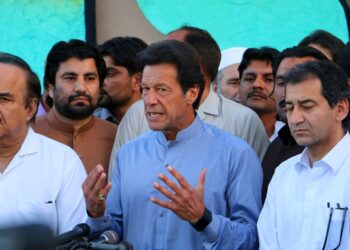 Chairman of Pakistan Tehreek-e-Insaf (PTI) Imran Khan addresses a press conference in Islamabad on April 20, 2016. Photo: Jahanzaib Naiyyer.