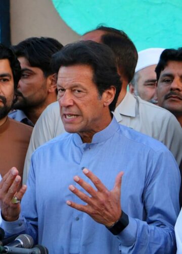 Chairman of Pakistan Tehreek-e-Insaf (PTI) Imran Khan addresses a press conference in Islamabad on April 20, 2016. Photo: Jahanzaib Naiyyer.