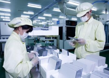Engineers conducting research at a solar energy R&D center. Photo: Dreamstime.