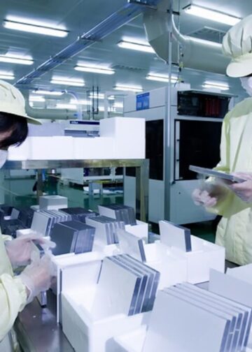 Engineers conducting research at a solar energy R&D center. Photo: Dreamstime.