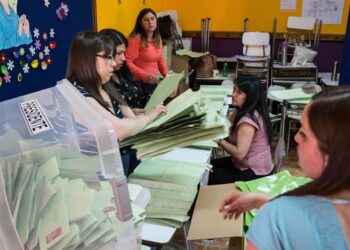 Polling officials open ballot boxes and begin counting votes during the November 19, 2017 presidential and parliamentary elections in Chillán, Chile. Photo: Marcelo Vildósola Garrigó.
