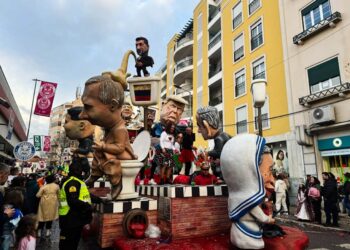 Satirical carnival parade with caricatured sculptures and enthusiastic spectators in Torres Vedras, Portugal on March 4, 2025. Photo: Dreamstime.