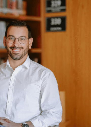 Dr. Hugo Ferrinho Lopes is an invited assistant professor at EEG-UMinho and Iscte-IUL, and an associate researcher at ICS-ULisbon.