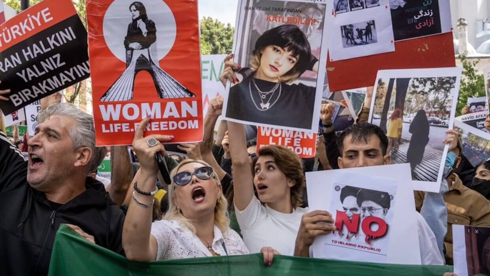 Iranian citizens living in Turkey protest the killing of Mahsa Jina Amini and the Iranian government in front of the Iranian Consulate General in Istanbul on October 4, 2022. Photo: Tolga Ildun.