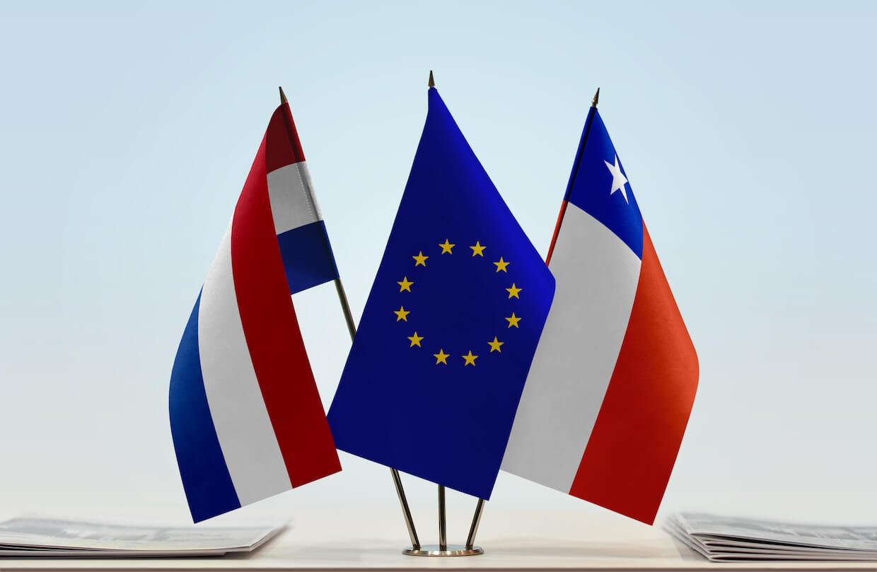 EU-Chile flags.