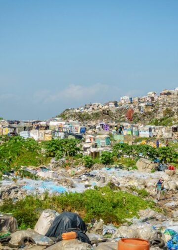 People live and sift through garbage at a waste disposal site in Lagos, Nigeria on November 22, 2019.  Photo: Alexey Stiop / Dreamstime.