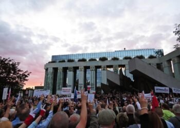 Protesters gather in front of the Polish Supreme Court in Warsaw, Poland, on July 3, 2017, to demonstrate against the government’s proposed judicial reforms. Photo: David Katrenčík / Dreamstime.