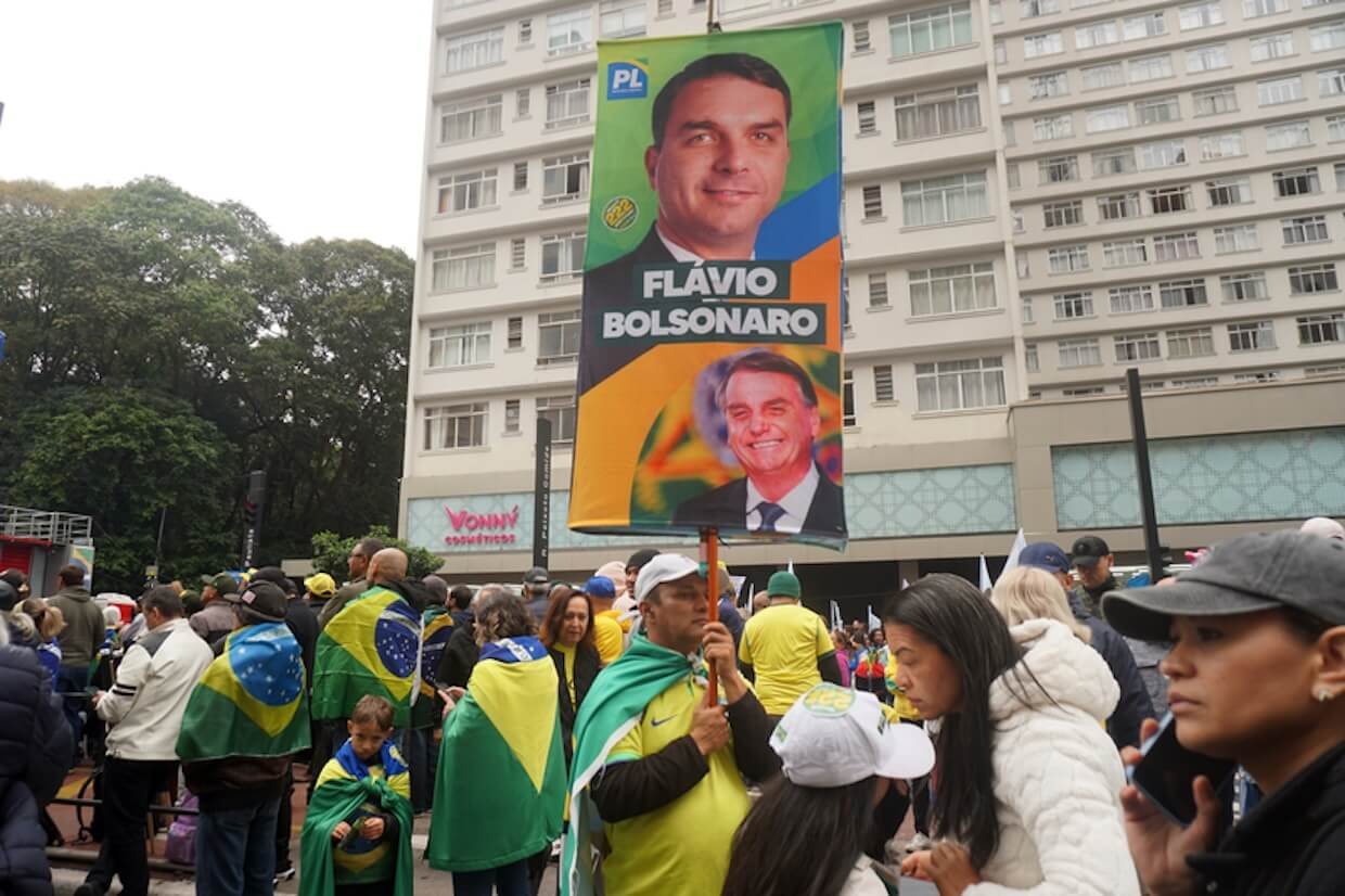 Supporters of Flávio Bolsonaro gather.