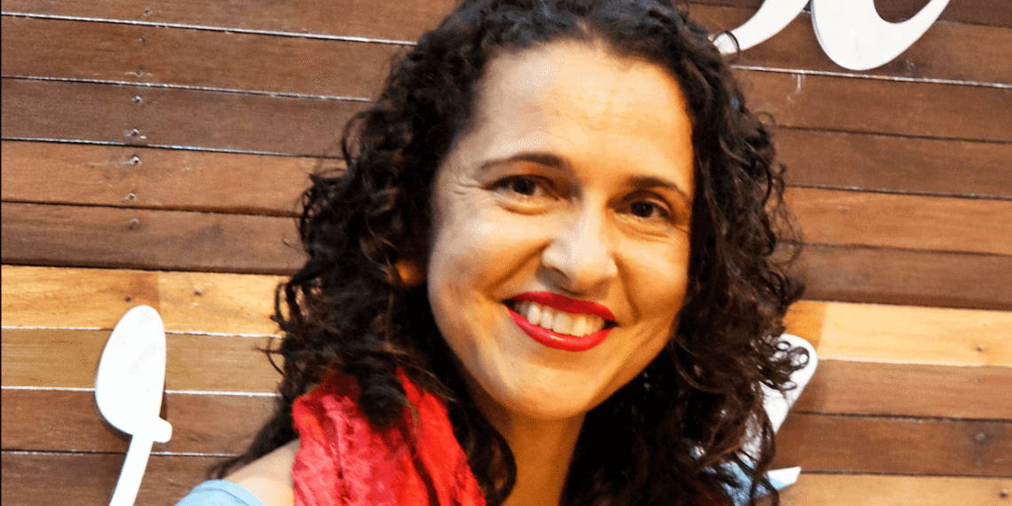 Professor Natália Sátyro.
