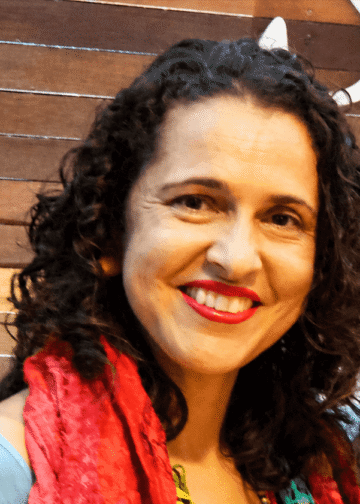 Professor Natália Sátyro.