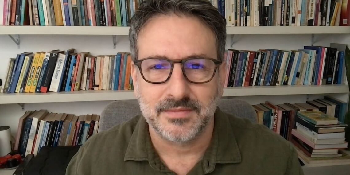 Professor Lucio Rennó.
